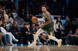 状态可以!库兹马半场9中5拿下12分7板3助 送精彩隔人暴扣